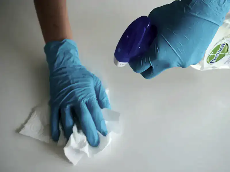 Profissional da Núcleo higienizando superfície